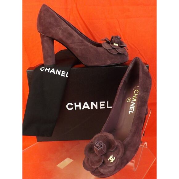 NIB CHANEL G32166 BURGUNDY SUEDE CAMELLIA FLOWERS PEARL CC LOGO PUMPS 39.5 $850 - Picture 1 of 12
